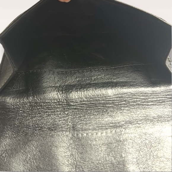 BURBERRY VTG Black Leather Bifold wallet With Classic trim, Snap closure! - Picture 9 of 16